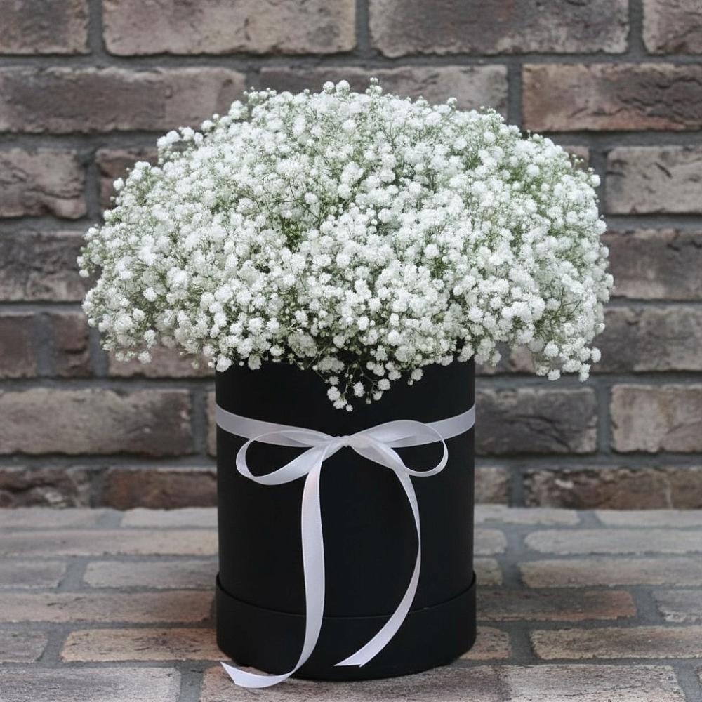 Цветочная композиция из Гипсофила в шляпной коробке в Русаново