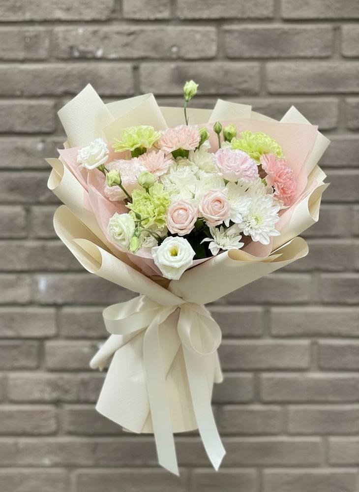 Букет цветов из: Гвоздики, Розы, Лизиантусы и Хризантемы в Русаново