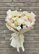 Букет цветов из:  Гвоздики, Розы, Лизиантусы и Хризантемы #REPLACE_PRED# Русаново