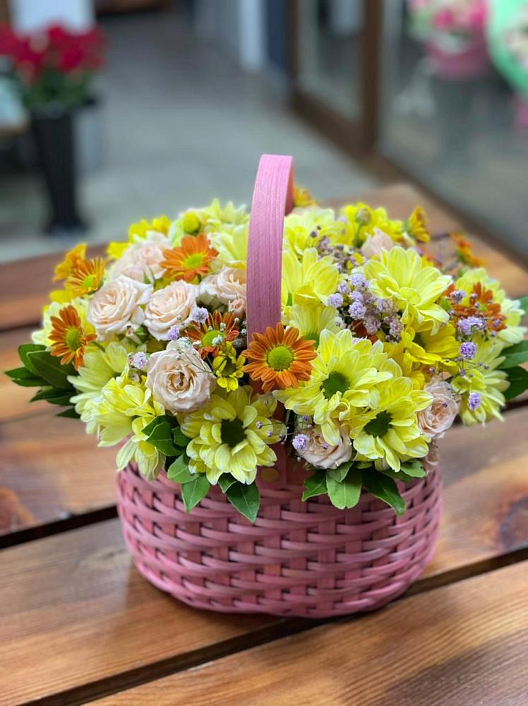 Цветочная композиция из Хризантемы и Розы в корзине в Русаново