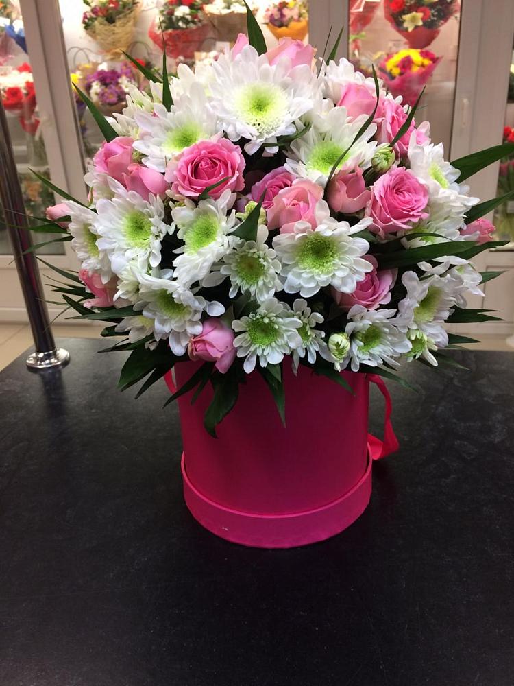 Цветочная композиция из Розы и Хризантемы в шляпной коробке в Русаново