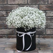 Цветочная композиция из Гипсофила в шляпной коробке в Русаново
