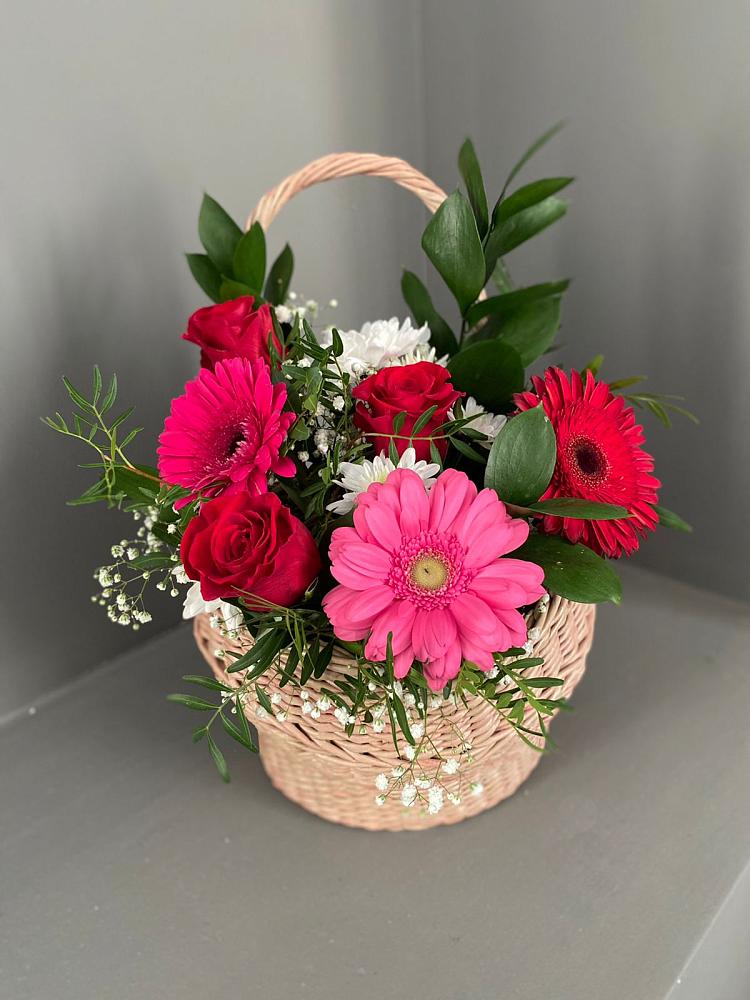 Цветочная композиция из Розы, Хризантемы и Герберы в корзине в Русаново