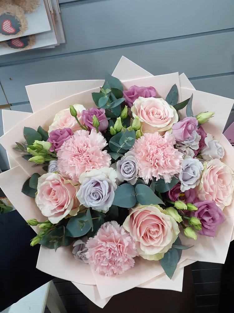 Букет цветов из: Розы, Гвоздики и Лизиантусы в Русаново