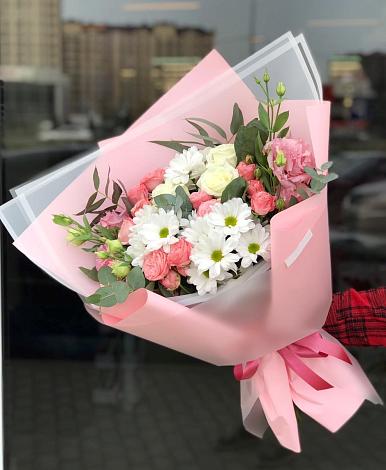 Букет цветов из: Розы, Лизиантусы и Хризантемы в Русаново